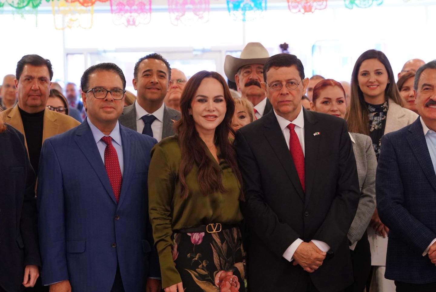 Alcaldesa Carmen Lilia Canturosas junto a autoridades durante el informe del Consulado de Mxico en Laredo