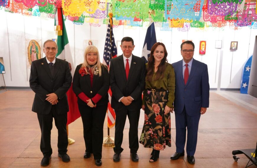 Autoridades de México y Estados Unidos posan tras el informe del Consulado de México en Laredo