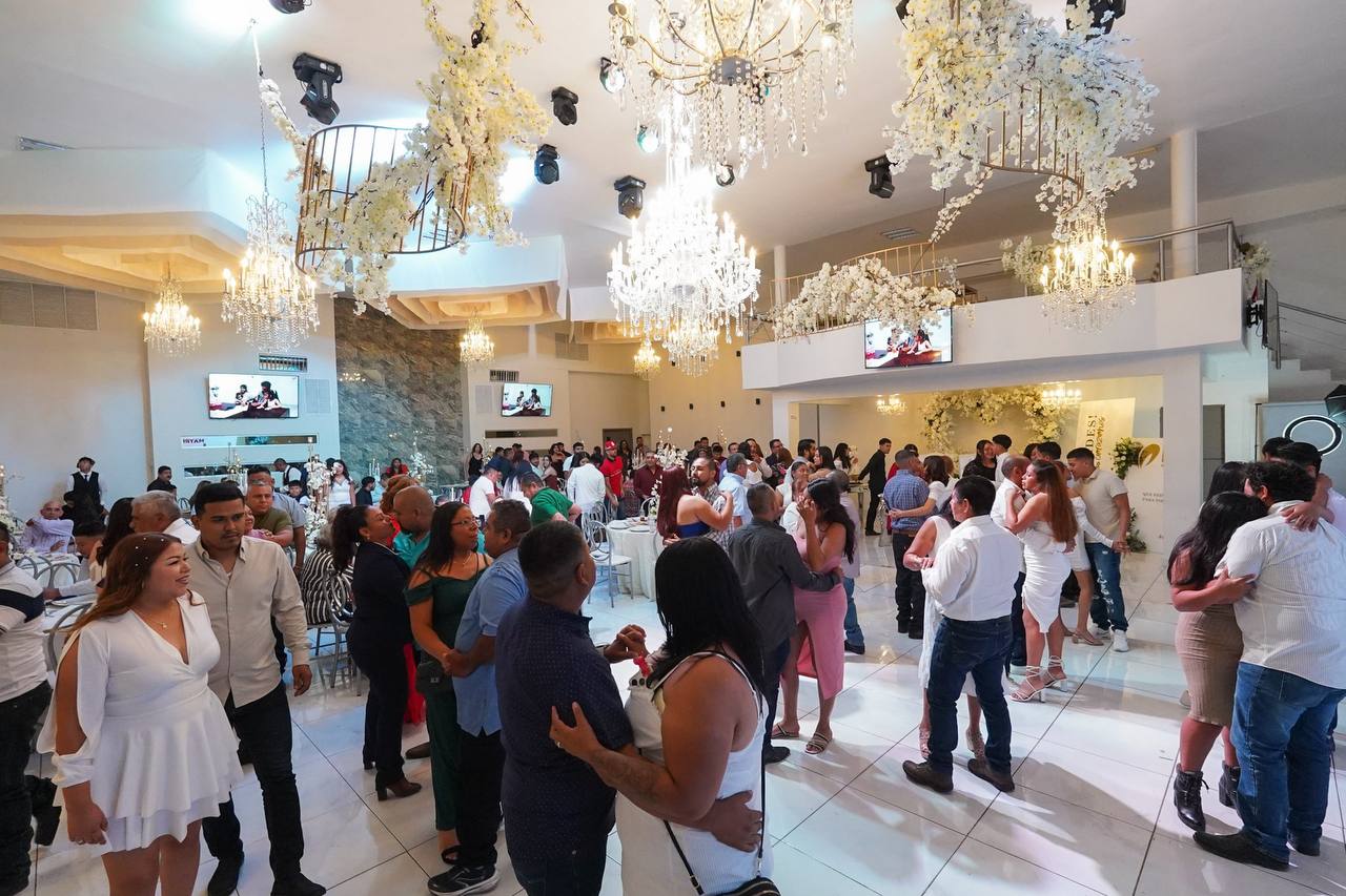 Parejas celebran su matrimonio civil durante la ceremonia de Bodas Colectivas en Nuevo Laredo