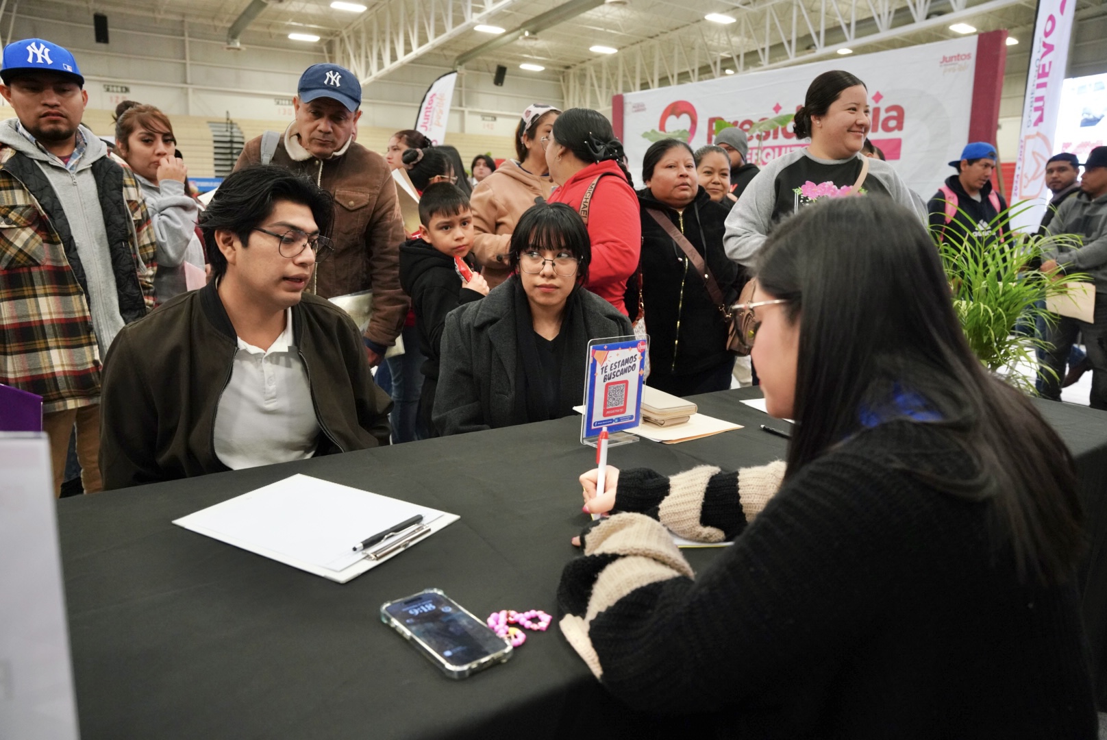 Ciudadanos reciben orientacin y entregan solicitudes en mdulos de la Feria del Empleo 2026 en Nuevo Laredo