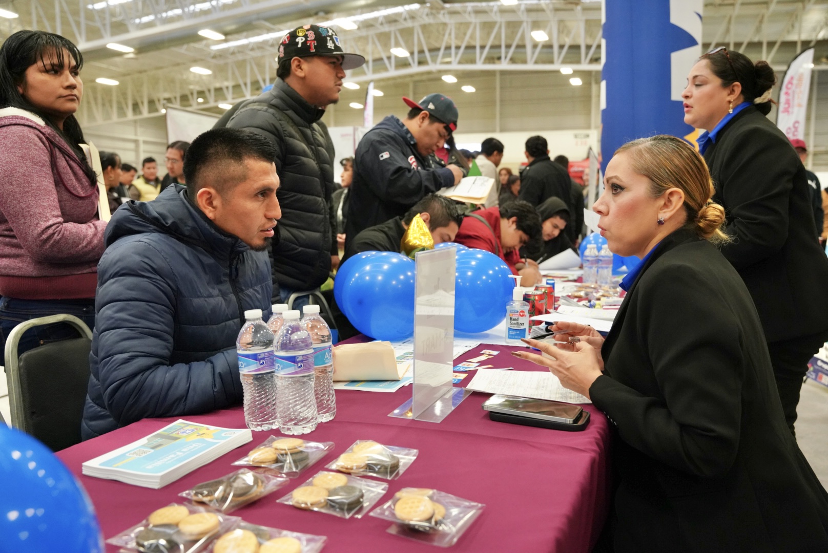 Entrevista directa entre reclutadora y solicitante durante la Feria del Empleo 2026 en Nuevo Laredo