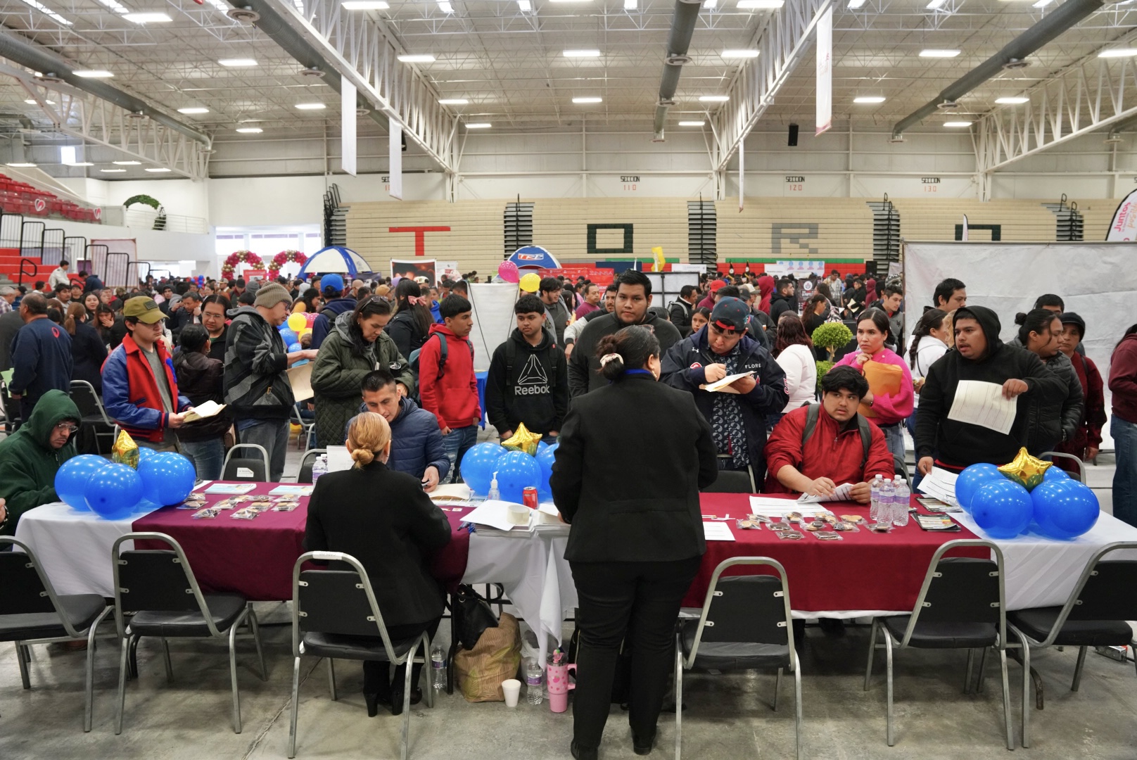 Asistentes forman filas en mdulos de contratacin durante la Feria del Empleo 2026 en Nuevo Laredo