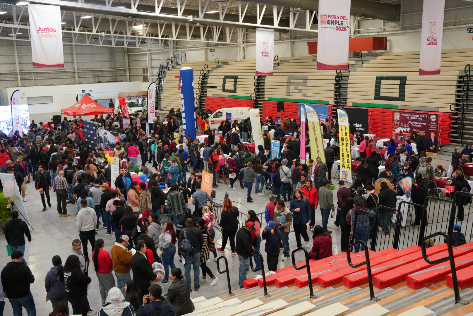 Vista general de la Feria del Empleo 2026 con alta afluencia de ciudadanos en Nuevo Laredo