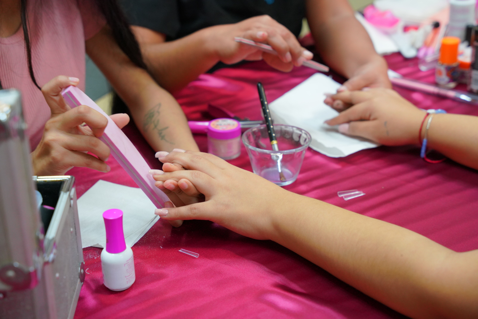 Participantes practican tcnicas de uas acrlicas durante un Taller de Oficio en Nuevo Laredo