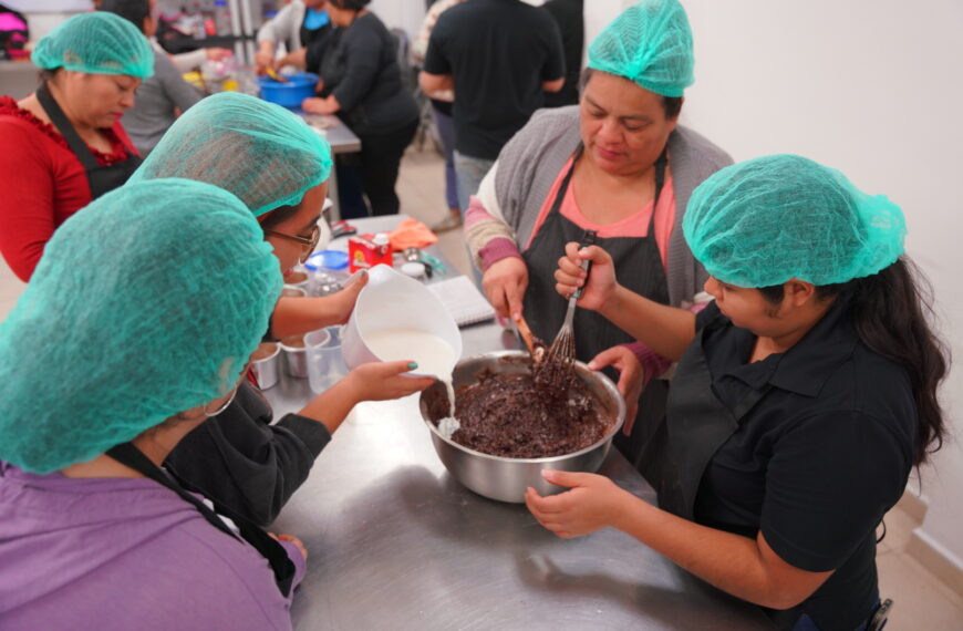 Grupo de mujeres aprende repostería en un Taller de Oficio impartido en un centro comunitario de Nuevo Laredo
