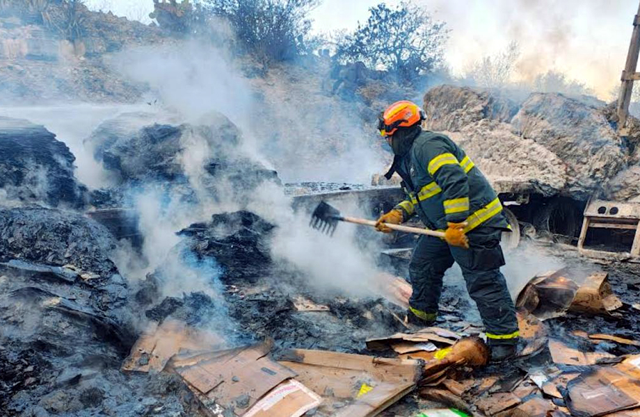Bombero combate incendio tras choque frontal de tráileres en la carretera Monterrey–Nuevo Laredo, a la altura de Mamulique