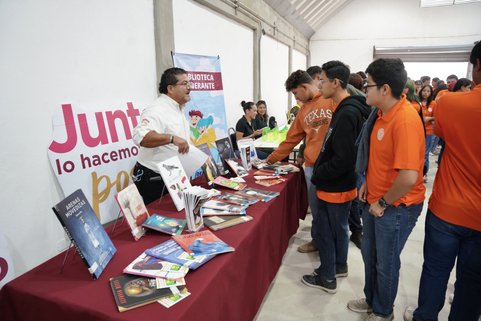 Personal del Instituto Municipal de la Juventud presenta programas educativos y de lectura a estudiantes de Nuevo Laredo