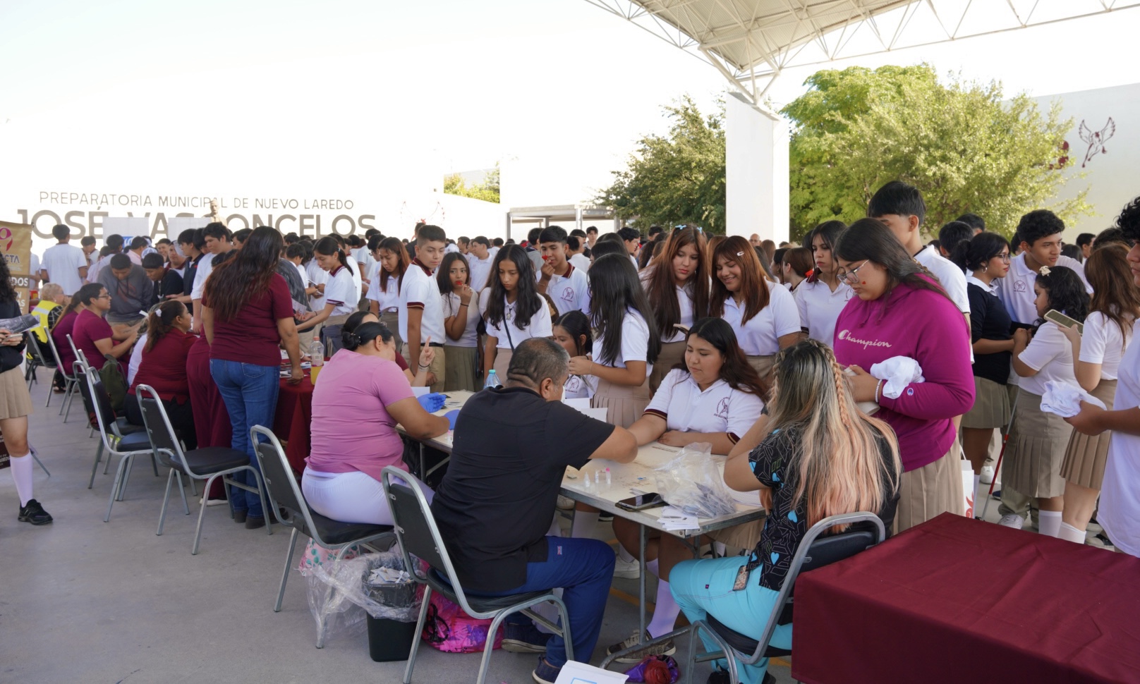 Estudiantes de preparatoria participan en jornada de certificación educativa impulsada por el Gobierno Municipal de Nuevo Laredo