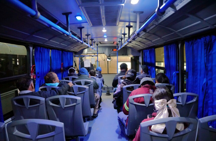 Interior de un camión de transporte público nuevo con aire acondicionado durante un recorrido en Nuevo Laredo