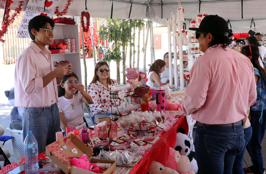 Familias recorren un bazar temtico con artculos de San Valentn y productos de emprendedores locales