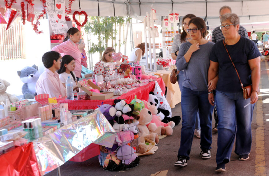 Visitantes caminan entre puestos de venta en un bazar comunitario realizado en una plaza pública de Nuevo Laredo.