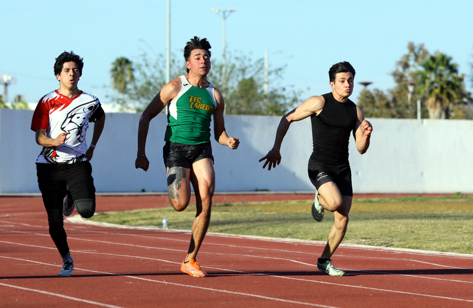Atletas juveniles compiten en prueba de velocidad durante el Selectivo Municipal de Atletismo en Nuevo Laredo