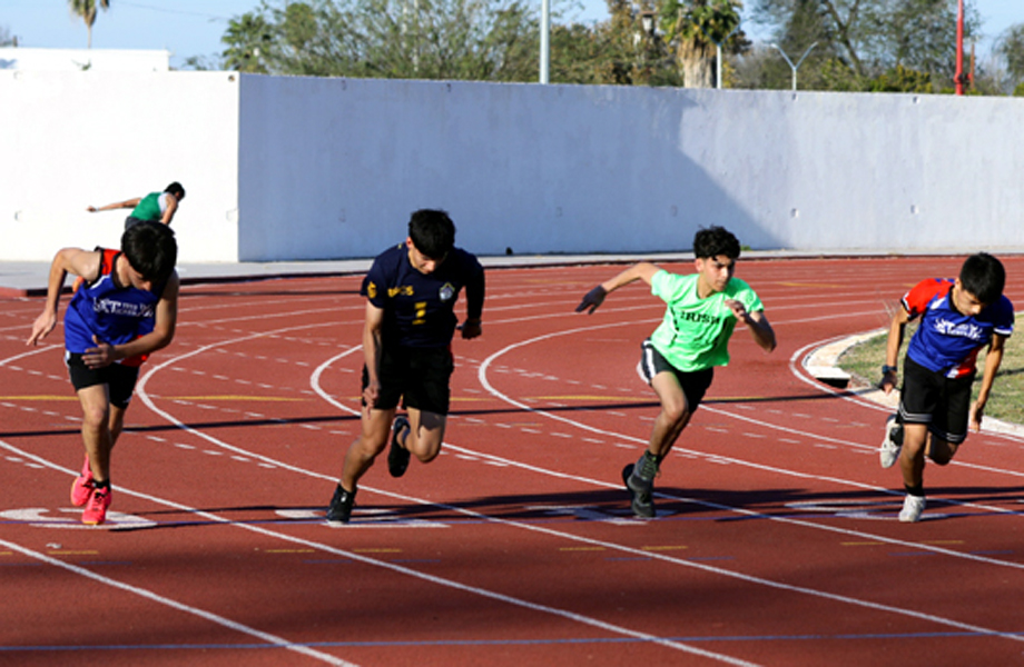Competidores juveniles avanzan en prueba de atletismo rumbo a la meta durante el selectivo municipal