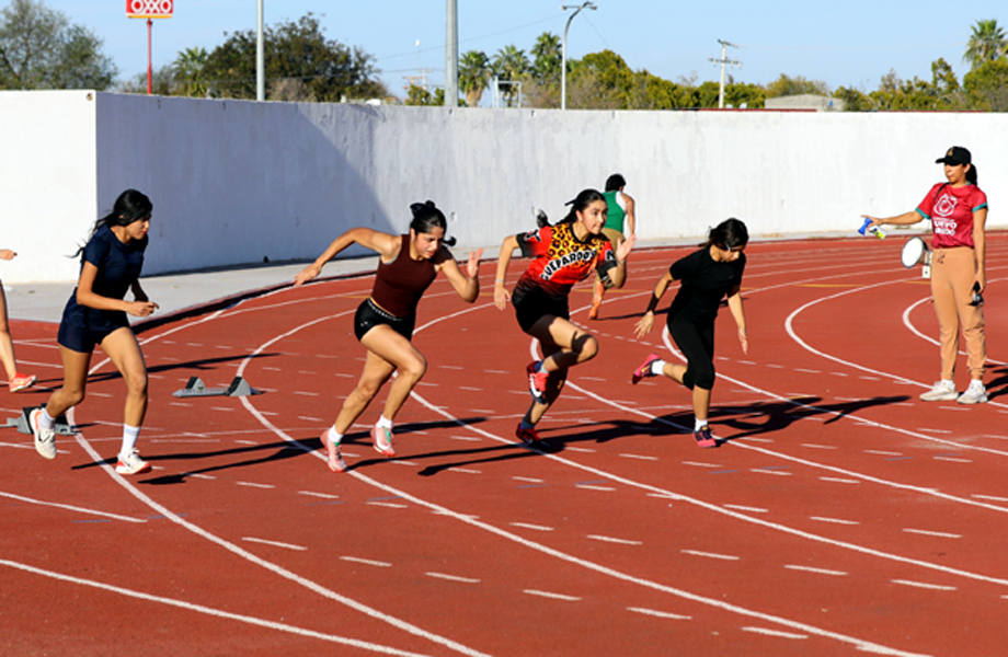 Atletas femeniles participan en carrera de velocidad durante el Selectivo Municipal de Atletismo 2026