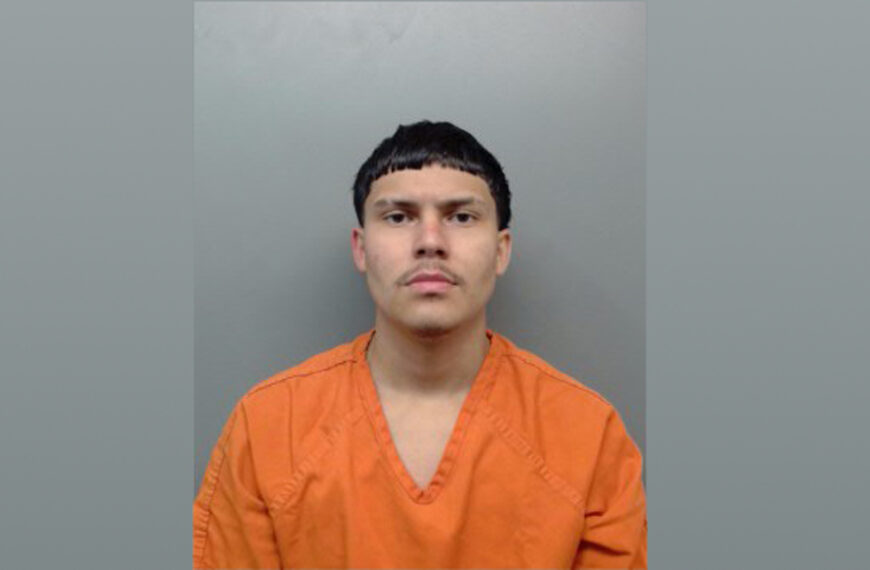 Fotografía de ficha policial de Gael Cuevas con uniforme de recluso, relacionada con una detención por robo agravado tras un tiroteo en Laredo.