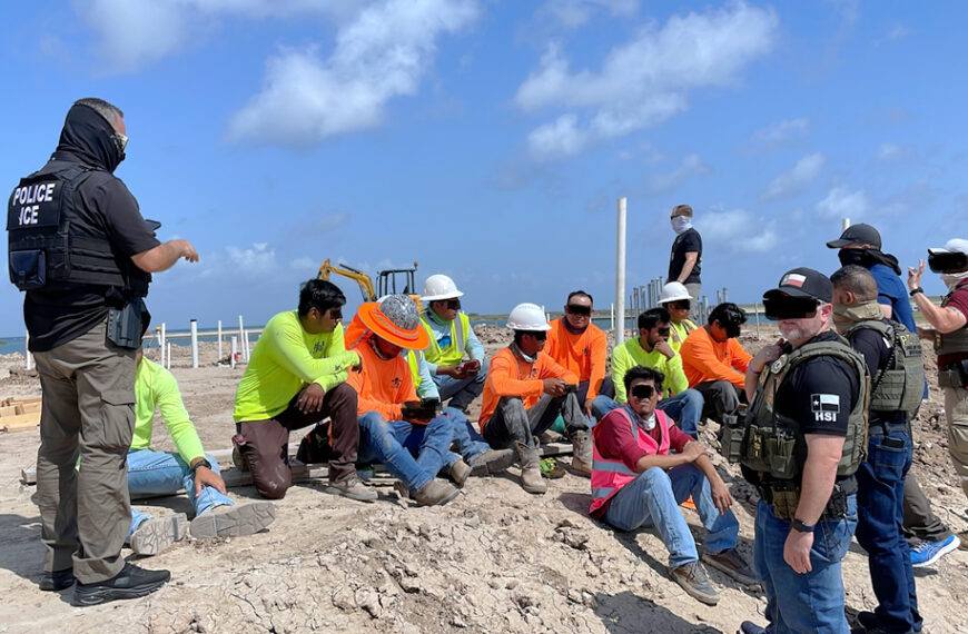 Agentes de ICE y HSI resguardan a trabajadores detenidos durante un operativo migratorio en una obra de construcción en el sur de Texas.