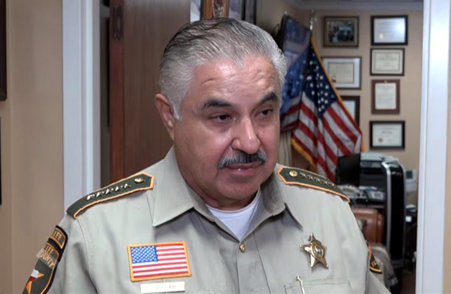 Sheriff de Webb County, Martín Cuéllar, en su oficina con uniforme oficial, durante una entrevista relacionada con el proceso judicial federal que enfrenta.