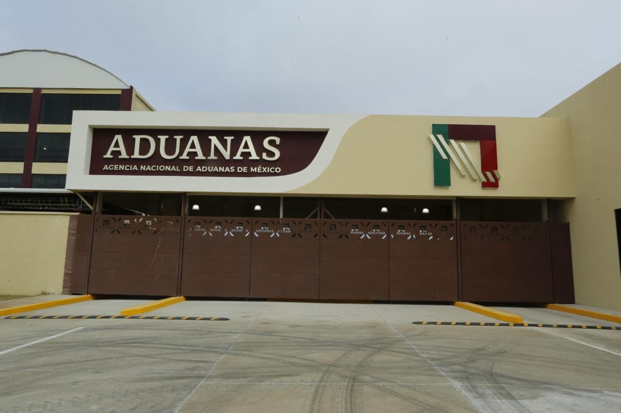Fachada principal de la nueva sede de la Agencia Nacional de Aduanas de Mxico en Nuevo Laredo con sealtica institucional y acceso vehicular
