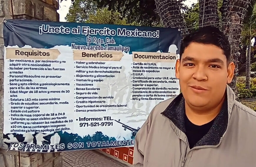 Módulo de reclutamiento del Ejército Mexicano instalado en plaza pública, con cartel informativo para enlistarse en el 16° Regimiento de Caballería en Nuevo Laredo.