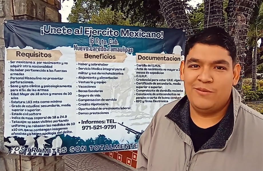 Módulo de reclutamiento del Ejército Mexicano instalado en plaza pública, con cartel informativo para enlistarse en el 16° Regimiento de Caballería en Nuevo Laredo.
