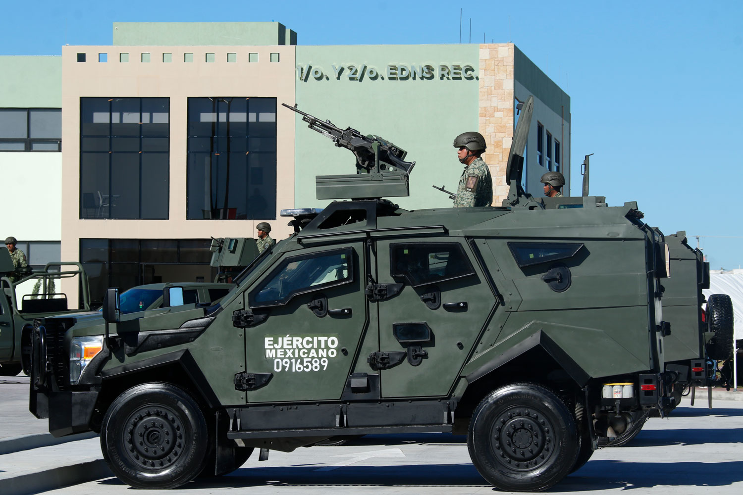 Vehculo tctico del Ejrcito Mexicano con personal militar a bordo durante despliegue en instalaciones del regimiento