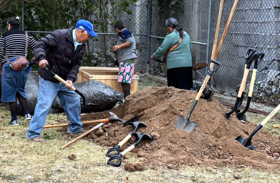 Personas adultas participan en la preparacin de tierra y uso de herramientas durante la instalacin del huerto urbano comunitario