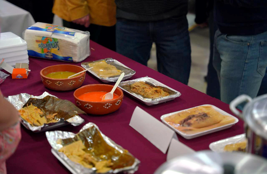 Mesa con distintos tipos de tamales tradicionales y salsas durante el Tamal Fest como parte de la oferta gastronmica en Nuevo Laredo