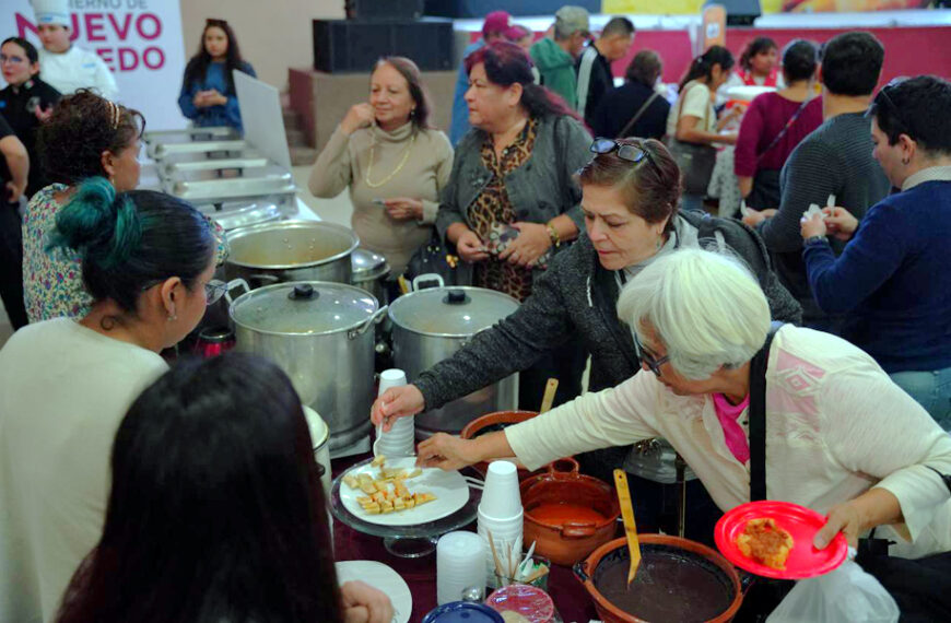 Familias y adultos mayores degustan tamales y antojitos mexicanos en el Tamal Fest, en un ambiente de convivencia comunitaria.