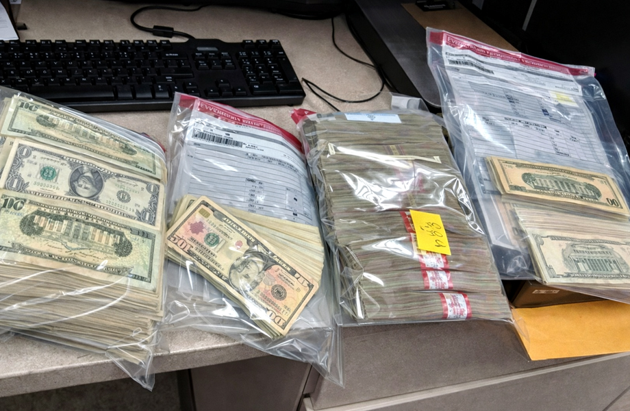 Bolsas de evidencia con fajos de dlares en efectivo asegurados durante una investigacin por maquinitas ilegales en Laredo colocadas sobre un escritorio policial