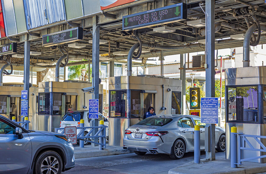 Automóviles cruzando el puente internacional de Laredo en las casetas de peaje, ante el análisis de un aumento que elevaría el costo a 6.50 dólares por auto.