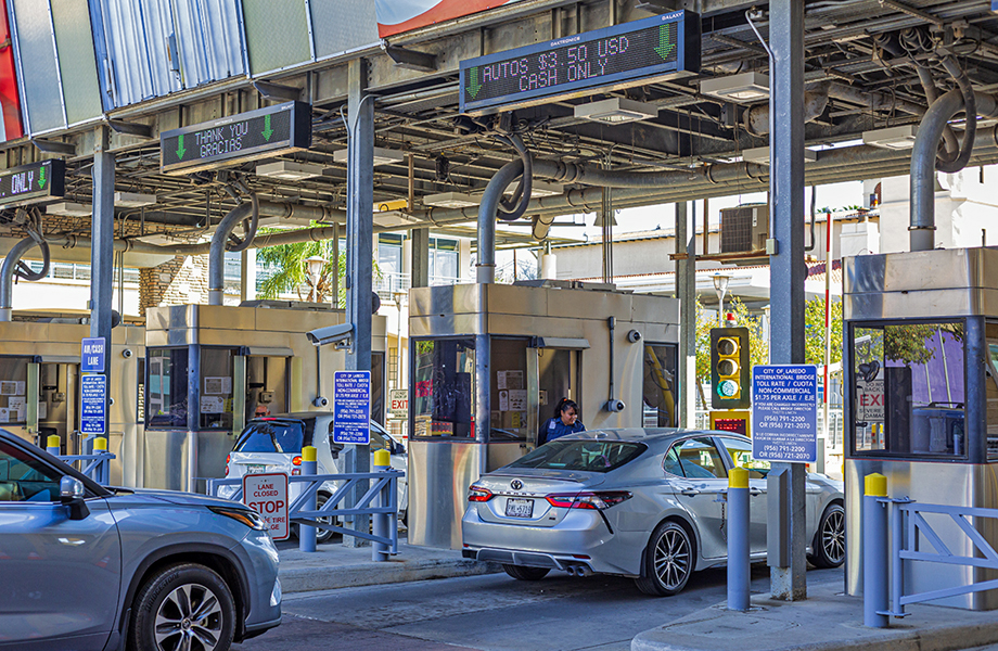 Automóviles cruzando el puente internacional de Laredo en las casetas de peaje, ante el análisis de un aumento que elevaría el costo a 6.50 dólares por auto.