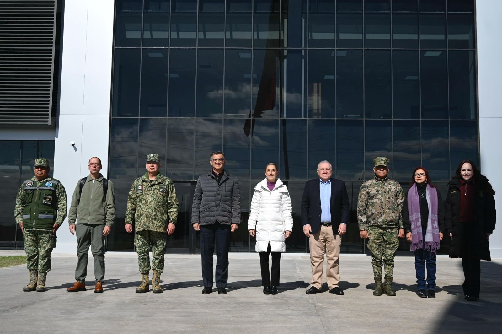 Autoridades federales estatales y municipales durante la inauguracin oficial de la sede nacional de la Agencia Nacional de Aduanas de Mxico en Nuevo Laredo