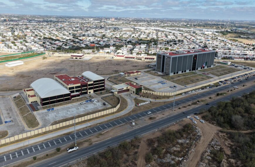 Vista aérea del complejo de la Agencia Nacional de Aduanas de México en Nuevo Laredo, considerado estratégico para el comercio exterior del país.