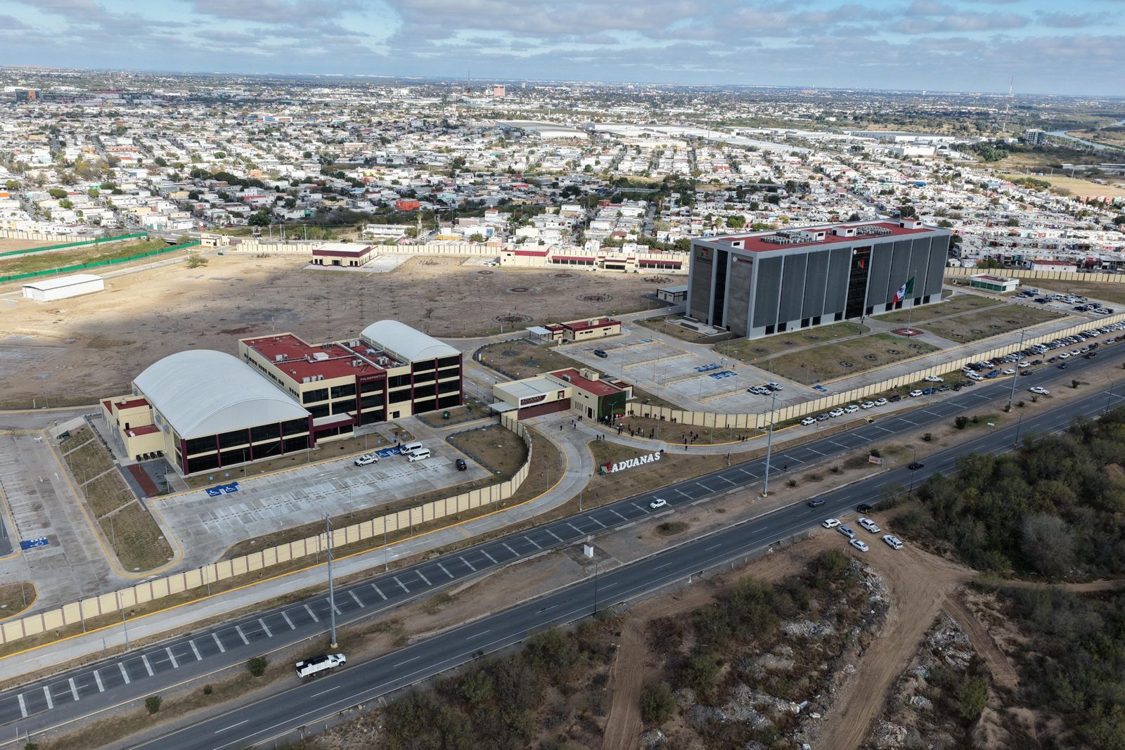 Vista aérea del complejo de la Agencia Nacional de Aduanas de México en Nuevo Laredo, considerado estratégico para el comercio exterior del país.
