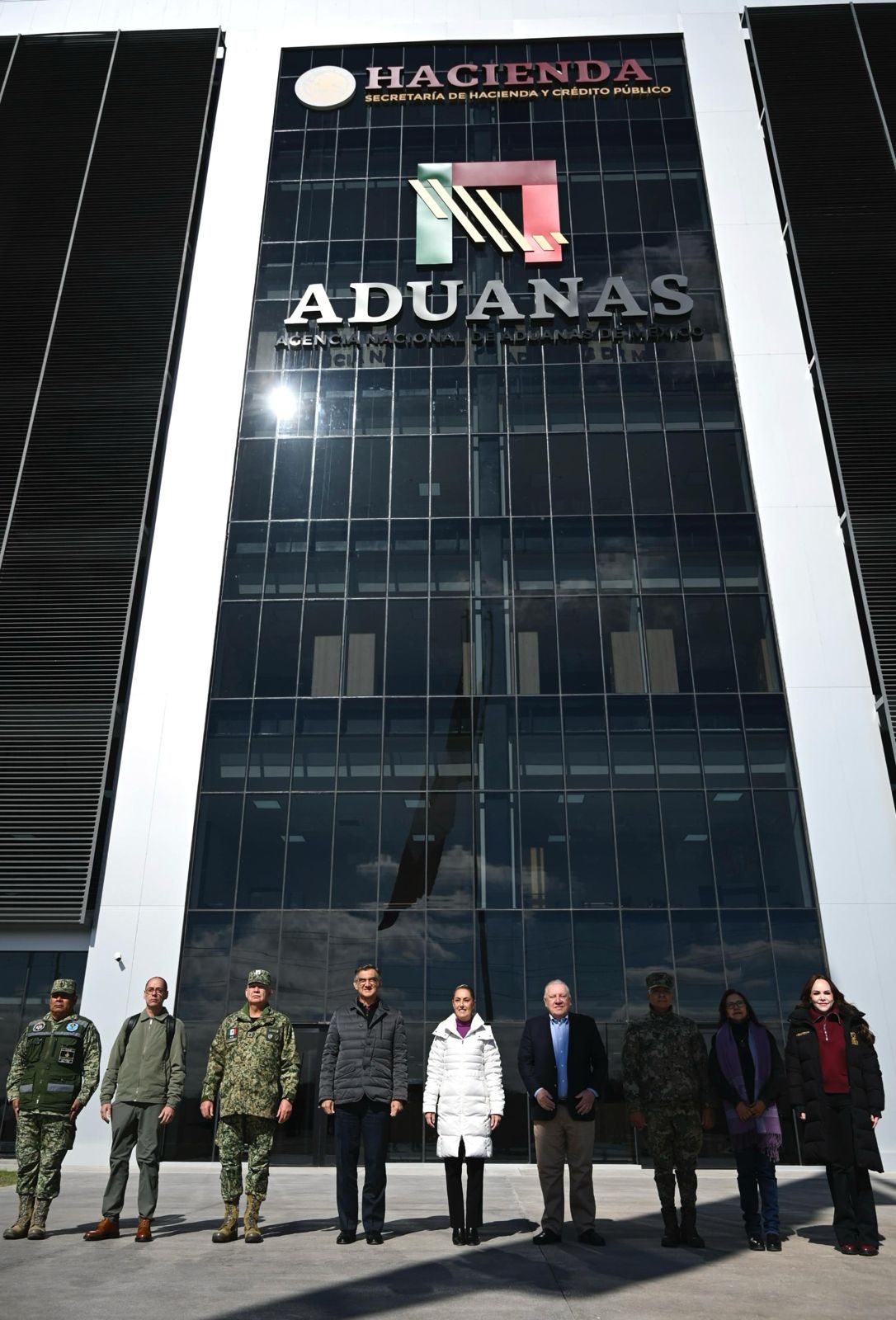 Fachada principal del edificio de la Agencia Nacional de Aduanas de Mxico ubicado en Nuevo Laredo sede nacional del organismo