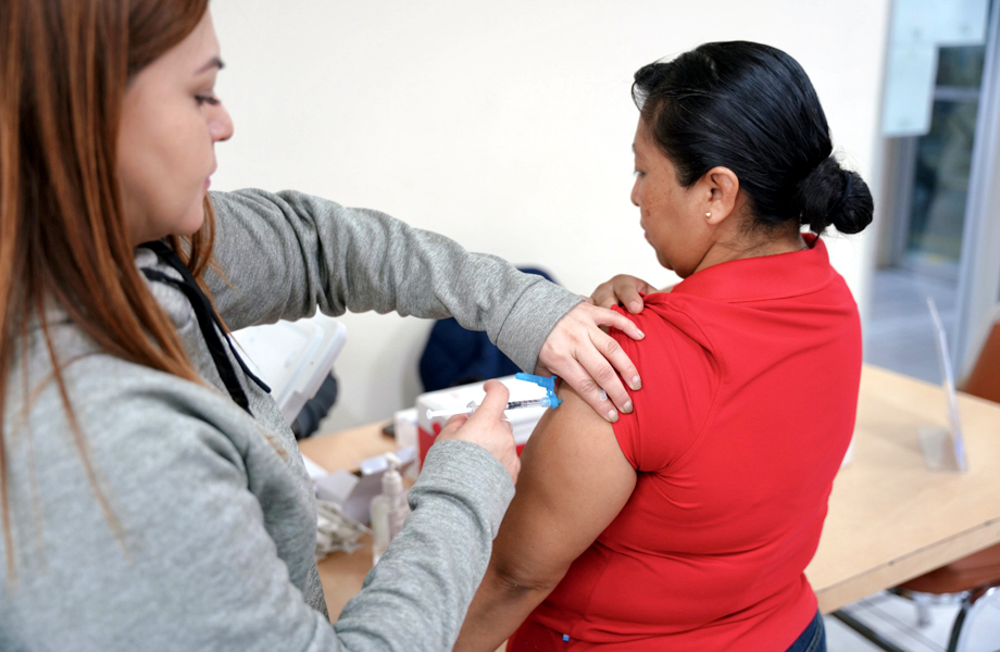 Personal de salud aplica vacunas a trabajadoras durante la Brigada en tu Empresa realizada en Baker Springfield.
