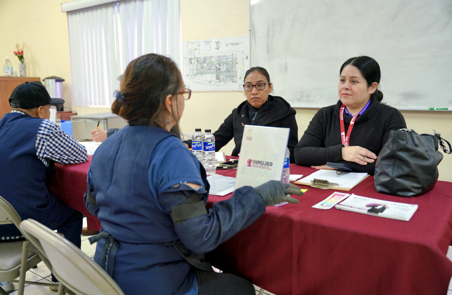 Atencin directa a trabajadores durante la Brigada en tu Empresa que acerca servicios de salud y trmites al lugar de trabajo