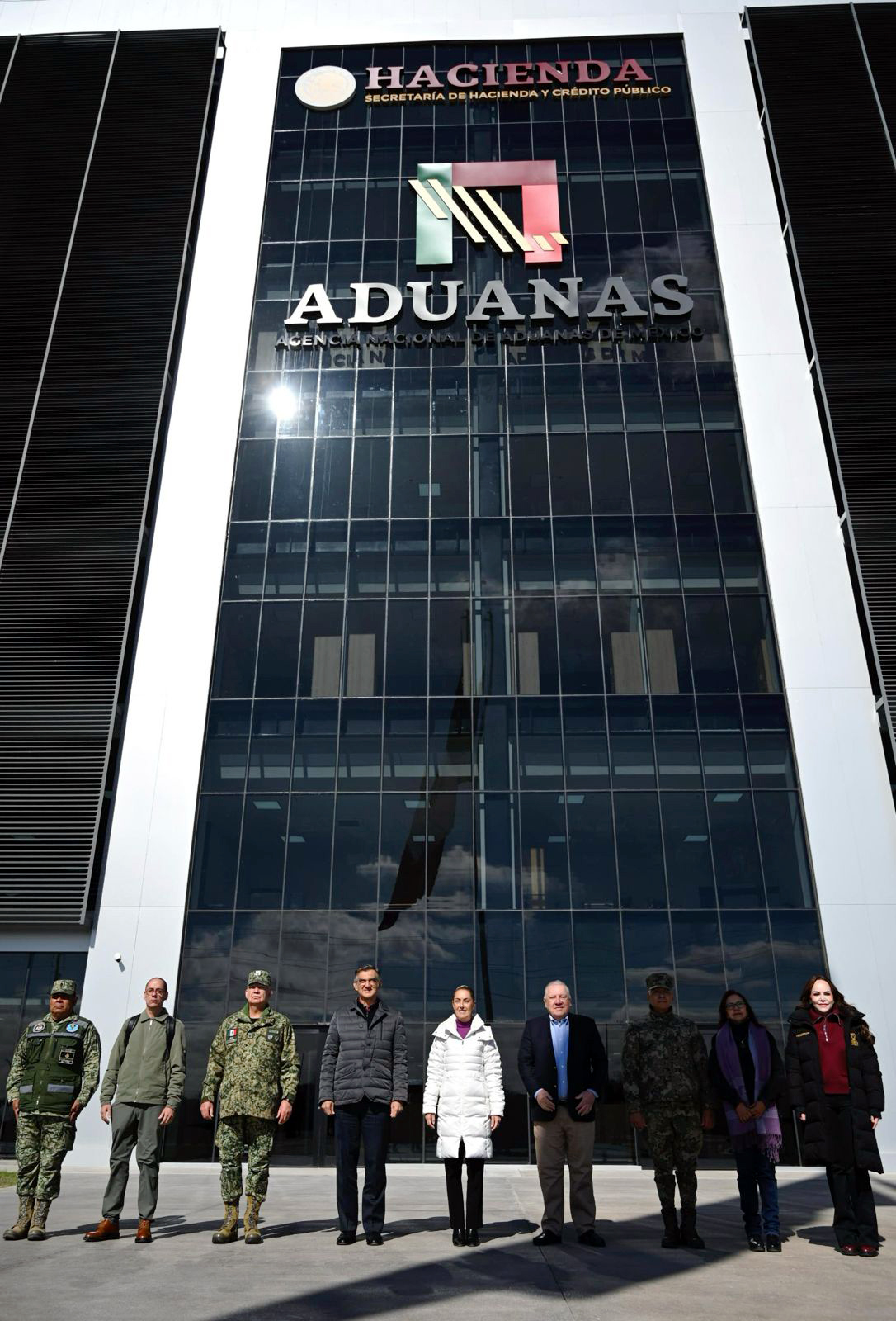 Autoridades posan frente a la sede central de la Agencia Nacional de Aduanas de Mxico instalada en Nuevo Laredo por su liderazgo en comercio y recaudacin