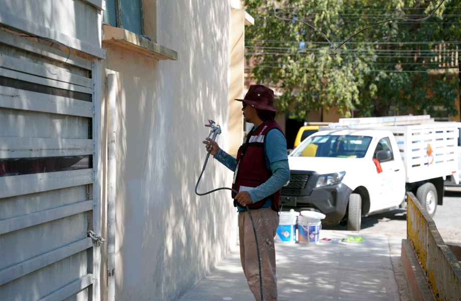 Personal realiza labores de mejoramiento en una vivienda como parte de los programas del IMVISU para apoyar a familias de distintos sectores