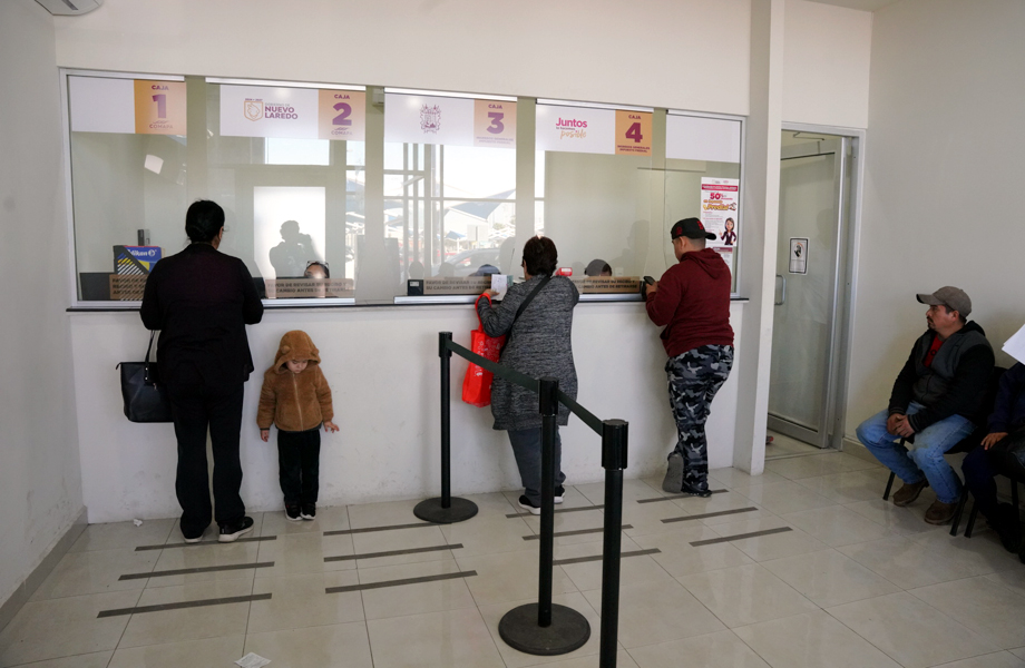 Cajas de cobro operando en instalaciones municipales como parte de las facilidades para cumplir con el pago del impuesto predial.