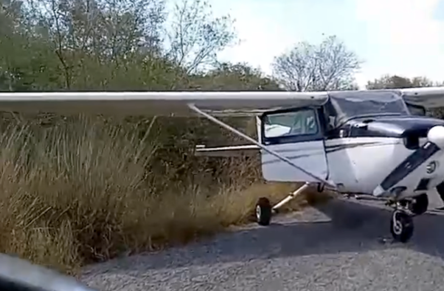 Avioneta aterriza en emergencia en carretera de Tamaulipas, no se reportan lesionados