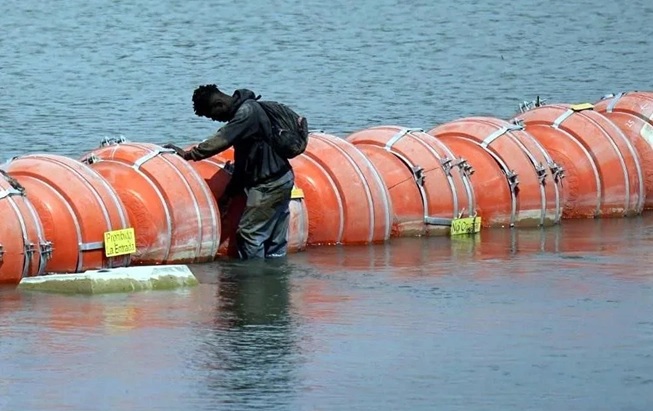 Estados Unidos instala boyas en el río Bravo bajo el puente Los Tomates en Matamoros