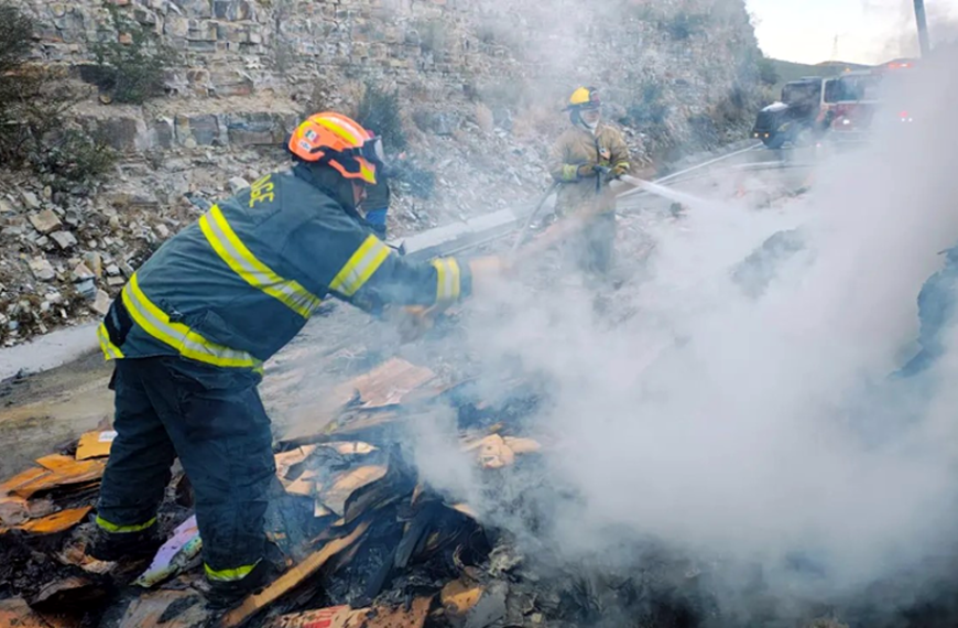 Tráileres chocan de frente en la Monterrey-Nuevo Laredo; sufre un chofer graves quemaduras