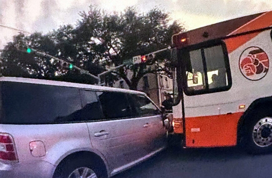 Accidente con autobús de El Metro cierra carriles en el centro de Laredo