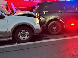 Borracha embiste patrulla de policía en una parada de tráfico en Laredo y lesiona al agente