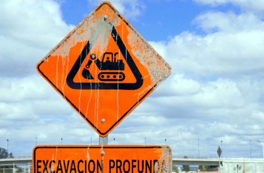 Señalización de obra y excavación profunda en zona urbana, imagen representativa de los trabajos de infraestructura previstos para el proyecto ferroviario del tren Saltillo–Nuevo Laredo.