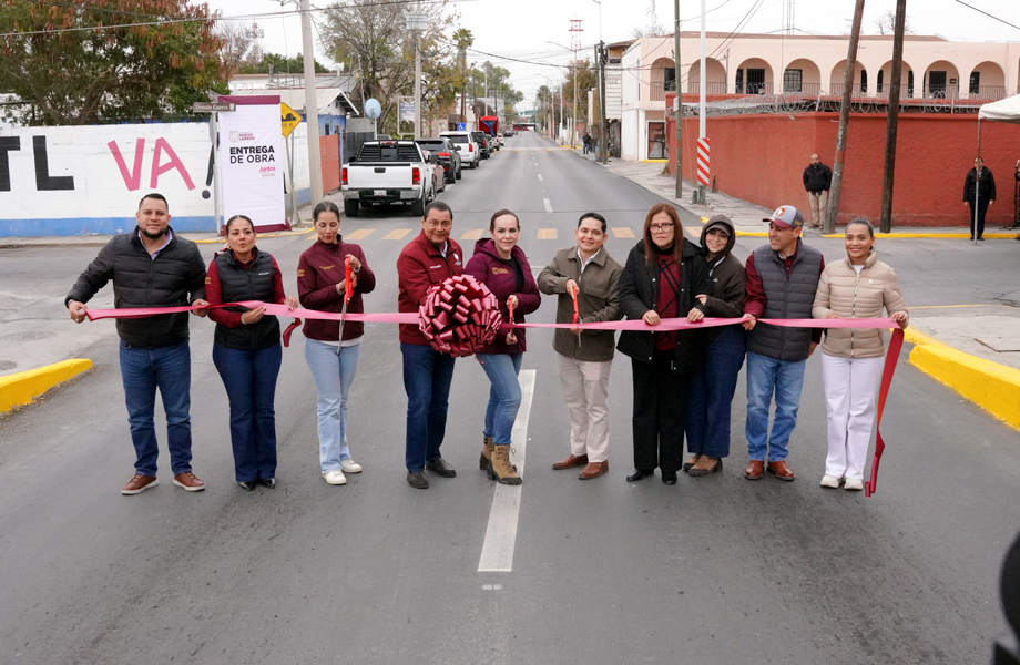 Autoridades municipales encabezan el corte de listn por la entrega de recarpeteo en calle del Centro de Nuevo Laredo