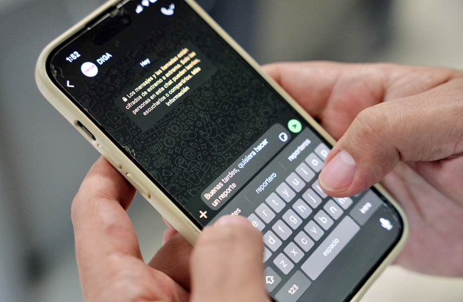 Ciudadano utiliza WhatsApp para enviar un mensaje de denuncia a través del programa DIGA en Nuevo Laredo.