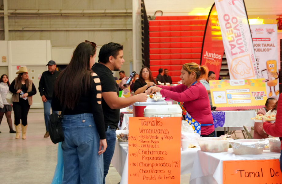 Puesto de venta de tamales atiende a familias durante el Tamal Fest en Nuevo Laredo