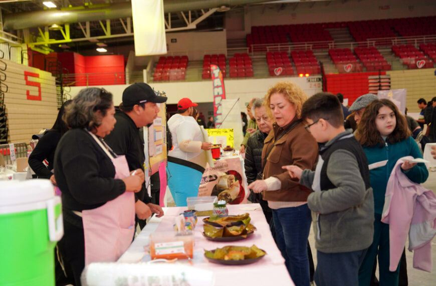 Visitantes recorren los puestos de comida tradicional en el Tamal Fest celebrado en Nuevo Laredo.